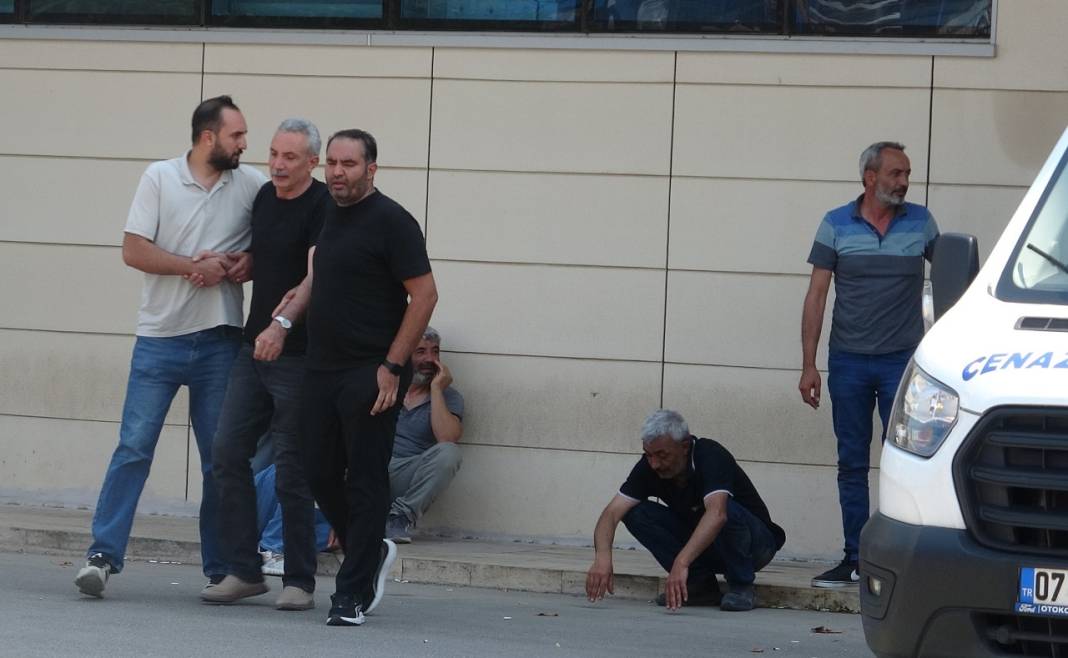 Oğlunu cenaze aracına koydu, dizlerinin üzerine çöküp feryat etti: Ciğerimi yaktın 2